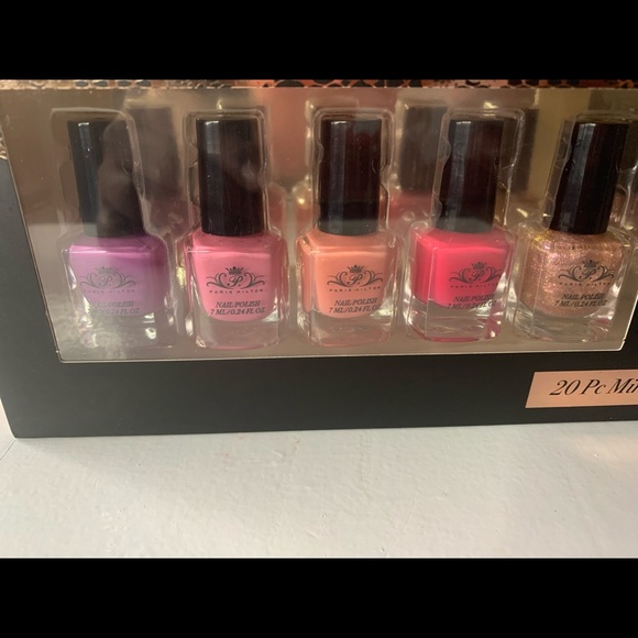 Paris Hilton Nail Set - Picture 5 of 7